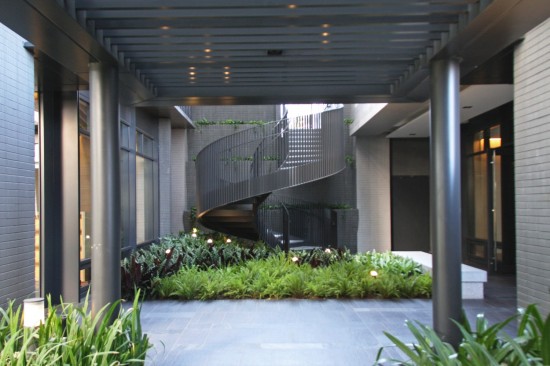 建築中某些細節(jié)與巧思，彷若音符的旋轉(zhuǎn)梯，可直接通達另一側(cè)的一樓，解決坡度的高低落差，讓住戶行進間更便利。