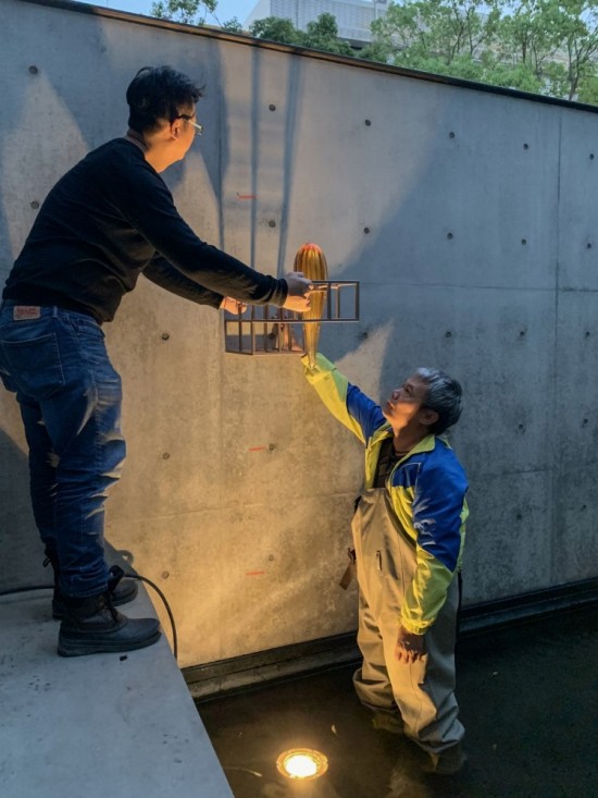 小心翼翼地捧起琉璃燈飾與金屬欄框，在不同高低的位置與角度，看見光影千變的樣貌。