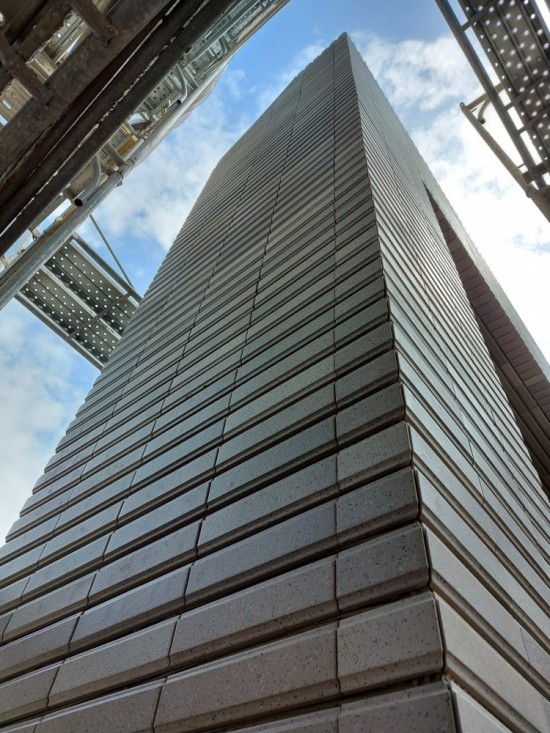 抬頭仰望，整齊劃一的磚瓦線條、隱約展露的藍(lán)天白雲(yún)，形成一幅壯觀的綺麗畫面。