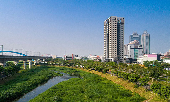 正對(duì)筏子溪河濱景觀，自在的淳住境界，呼吸間就能凝注四季滋味