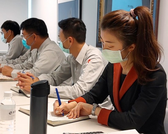 新進(jìn)夥伴聽取建議並勤做筆記，也期許自己成為態(tài)度與能力兼?zhèn)涞墓ぷ髡摺?>
										<div   id=