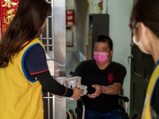 一份份來自甘霖基金會準備的客製化飯包，親手送到長輩手中，新業(yè)也參與志工的行列，送上餐點與暖意。 