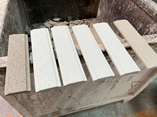 六入磁磚依序排列，由右至左為磁磚各階段製程的樣貌，最初與最終的模樣，就像在素淨(jìng)的臉上略施脂粉，成為一整面牆美好的「磚」飾。