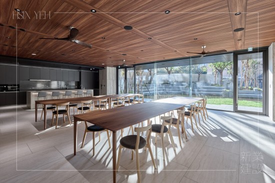 溫煦的日光，灑落在築願景多功能廚藝教室，精選臺灣手工打造的家俱，修長的流線比例與細(xì)緻的工藝結(jié)合，使木紋自然的色澤變得鮮明活耀。