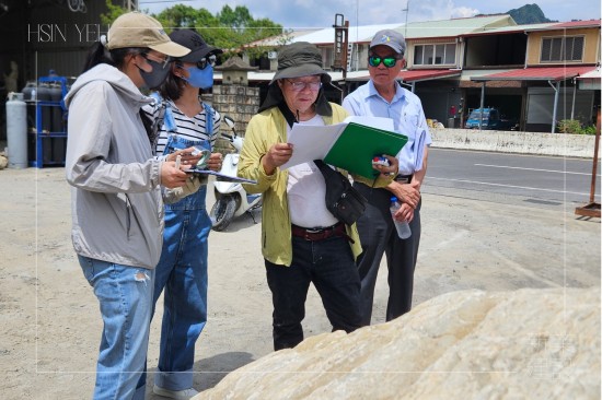 2024年盛夏由日本景觀設(shè)計(jì)師與新業(yè)團(tuán)隊(duì)一同前往南投山區(qū)。(圖右一為新業(yè)建設(shè)-簡福榮總經(jīng)理、圖右二為日本景觀設(shè)計(jì)師-石村敏哉)