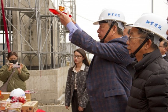 「上樑有如人之加冠」，就像古人在衣著大致完成後，才會(huì)戴上帽子使衣冠楚楚一般，上樑儀式也象徵著建築主體已接近完工。(圖右二為新業(yè)建設(shè)名譽(yù)董事長(zhǎng)穆椿松先生，圖右一為卓勝隆董事長(zhǎng))