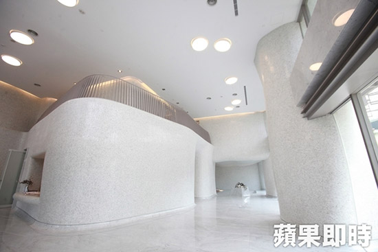 大廳成白色、弧形，具雲(yún)海意象。