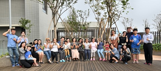 戴上浪漫唯美的花圈，每人瞬間化身為風(fēng)度翩翩的花仙子/王子。