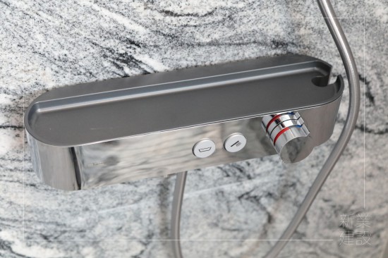 沐浴龍頭最重要的是要提供穩(wěn)定的水溫，新業(yè)職人團(tuán)隊(duì)除了選擇恆溫龍頭，更加入美學(xué)條件及機(jī)能性，採用兼具外觀設(shè)計(jì)及收納功能的產(chǎn)品。