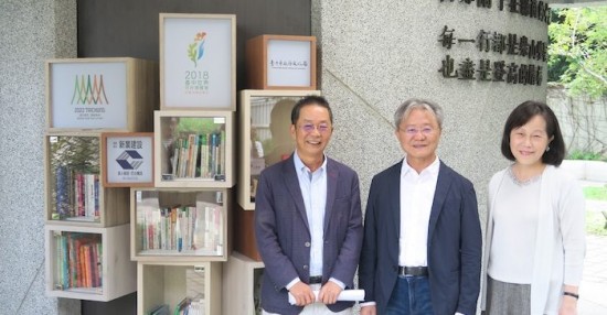 左起新業(yè)建設(shè)董事長卓勝隆、文化局長王志誠與知名作家廖玉蕙於人文書席前合影。（圖片提供：臺中市文化局）