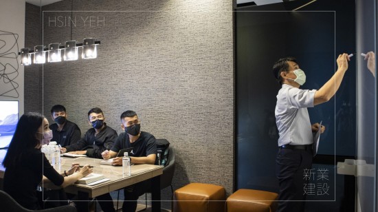 新業(yè)建設(shè)－邱正光副總（右一），與新進(jìn)員工分享接待中心的設(shè)立，讓客戶對建築理念、生活的空間規(guī)劃，至完善的售後服務(wù)，能更加清新，安心地把新家交付予新業(yè)。