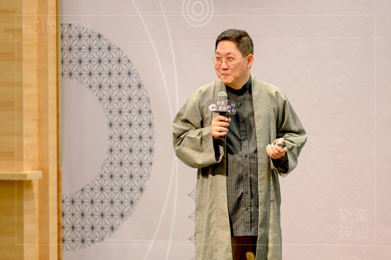 講座當(dāng)天，馮翊綱老師著一席改良版中式長(zhǎng)袍，舉手投足間，盡顯相聲大師風(fēng)範(fàn)。