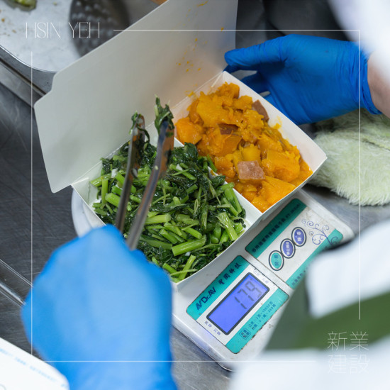 每位長輩需求不同，由營養(yǎng)師依長輩的飲食禁忌、咀嚼及吞嚥狀況等，精準調(diào)配克數(shù)，讓每份餐點都是「我們在乎您」的溫暖。