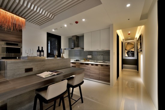 當(dāng)妳在流理檯前忙得團(tuán)團(tuán)轉(zhuǎn)時(shí)，我願(yuàn)意先擺盤(pán)、備料，期待著美味佳餚上桌