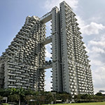 Sky Habitat（晴宇）兩座樓宇之間以三座空中花道銜接。