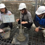職人建築團(tuán)隊正在進(jìn)行混凝土的「坍度」測試，混凝土成分比例必須拿捏得宜，才能具備一定強度，順利將混凝土填充到樑柱與鋼筋間隙裡。