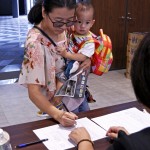 寶寶緊貼在媽咪的身上，睜大的雙眼寫滿了好奇，而媽咪簽到時(shí)所書寫的每一筆畫，就像對(duì)新業(yè)宜家的肯定及託付。