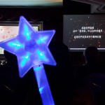 張老師成為暗夜中的守望者，守護(hù)著每一株小小心靈的幼苗，如手中的星光棒點(diǎn)亮孩子心中的希望。