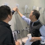 蓮蓬頭的紋路曲線、孔洞大小與位置，都會決定出水量的均勻程度，根據(jù)水壓強度也會帶來按摩舒壓的作用。職人認(rèn)為，一天尾聲就該讓自己置身之下，感受氤氳蒸騰，是舒心暢快迎接嶄新黎明的關(guān)鍵。(圖右一為新業(yè)建設(shè)卓勝隆董事長）