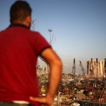 被震得搖搖欲墜的大型機(jī)具及斷垣殘壁，當(dāng)?shù)鼐用駷槎惚芪ｋU(xiǎn)而紛紛逃往高處，注視著港口倉(cāng)庫(kù)的方向，心中該是如何無(wú)奈？（圖片擷取自路透社，如有侵權(quán)請(qǐng)告知?jiǎng)h除，謝謝?。?>
										<div   id=