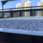 抿石子反覆繁瑣的過(guò)程，堅(jiān)持終有所成，手工一遍遍擦拭著，質(zhì)感較細(xì)緻，觸感較溫和。