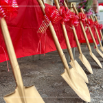 閃耀著金銅色光輝的開工鏟子，將剷出心中築夢(mèng)成真的美好願(yuàn)景，期待往後的日子與建築的共築共長(zhǎng)。