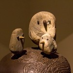 藝術(shù)家王忠龍透過廢五金與原石創(chuàng)作，認為廢五金是人類使用生活的足跡，代表人的角色，石頭是完全沒有經(jīng)過人工的雕琢，代表自然的角色，寓意人跟自然的和諧關(guān)係。