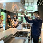 用指尖撫摸材質(zhì)的觸感，感受機(jī)能的到位，收納及清理系統(tǒng)化、操作動(dòng)線流暢，是新業(yè)職人選品的著重點(diǎn)。(圖左二為新業(yè)卓勝隆董事長(zhǎng))