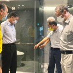 沐浴時光開啟與自己的一段對話，並保有一方私領(lǐng)域，由職人的獨(dú)特眼光及選品的標(biāo)準(zhǔn)，方可擁有沉澱心靈的舒適空間。(圖右一為新業(yè)建設(shè)名譽(yù)董事長-穆椿松先生、圖右二為卓勝隆董事長）