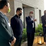 新業(yè)建設(shè) 名譽(yù)董事長(zhǎng) 穆椿松先生(右二)帶領(lǐng)新業(yè)建築團(tuán)隊(duì)，一同為來(lái)訪的建築先進(jìn)們旅讀『大塊森鄰』建案。