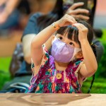 有趣的互動遊戲，讓小朋友模仿動作，打開好奇心與專注力，跟著舞臺上的大哥哥大姊姊一起玩音樂。