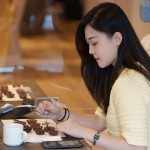 家族們優(yōu)雅的細嚐著每一款來自不同國家的巧克力，搭配著冠軍咖啡，是為午後的一場閒情逸致。