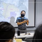 地圖展開，新業(yè)建設(shè)－卓勝隆董事長（圖中）細(xì)數(shù)新業(yè)近30座的作品，從都市的發(fā)展等交通要件，說明新業(yè)精準(zhǔn)的選地哲學(xué)，沿著環(huán)74線理論，探討至企業(yè)永續(xù)經(jīng)營的責(zé)任。