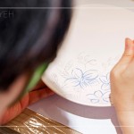 一筆一畫描繪著初綻的花瓣，伴隨綠意簇?fù)?，栩栩如生，畫筆下，勾勒出綻放的生命力。