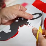 「剪紙藝術(shù)」不僅是常民文化美學(xué)，也是重要的無形文化遺產(chǎn)。運用鏤空的手法，選
擇色彩的去留。