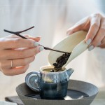 從日常茶飯事昇華到美學(xué)層次，卻又不同日本茶道般正襟危坐的臺(tái)式茶席。老師表示「喝茶是一種偷得浮生半日閑的樂趣，一杯清香回甘的好茶，可以把人帶入放鬆的狀態(tài)?！?>
										<div   id=