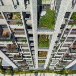 臺中首座宜居建築-新業(yè)「大塊森鄰」引領(lǐng)建築新革命，座落臺中單元二低密度區(qū)，創(chuàng)新規(guī)劃「樹島陽臺 × 四季合院 × 垂直森林」，讓綠意走入生活空間。