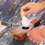 中部訂婚習(xí)俗，女方會製作狀元糕送給未來女婿，希望能行行出狀元，此為狀元糕的由來，本場活動帶著新業(yè)住戶親自動手搓揉，敲出美好滋味。