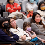 以幽默詼諧的方式分享親身經(jīng)歷，讓在座的家族好友們歡笑不斷。