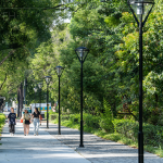 「新業(yè)-築願景」步出家門，迎接綠意廊道、優(yōu)美景緻，悠閒休憩，生活與自然融合。