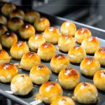 登！出爐囉～用溫?zé)犭p手一捏一壓，一顆顆如黃金般的美好心意，在佳節(jié)時(shí)刻為長輩們獻(xiàn)上深深祝福。