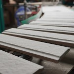 製程中的片片山形磚瓦，歷經(jīng)層層工法，謹慎的審視、嚴格把關(guān)，方能成為建築最堅韌的外衣。