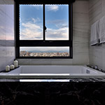 有人習(xí)慣泡澡時(shí)捧著書讀，代表著忙裡偷閒的自在從容