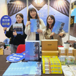 當天準備豐富、精美的抽獎禮品，公司客製化河貍玻璃吸管、吸水杯墊、旅行鋼杯、造型書籤、運動毛巾…等，吸引同學(xué)目光，拉近與新一代年輕人之間的距離。