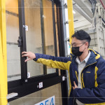 氣密窗歷經(jīng)多次風(fēng)壓施加後，營建部工地主任-吳瑞隆，仔細(xì)檢查窗框是否有變形，確認(rèn)開關(guān)運(yùn)行的流暢度及穩(wěn)定性。