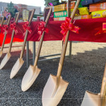 金銅色光輝的開工鏟，將剷出心中築夢成真的願景，期待往後的日子與建築共築美好。