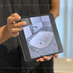 因應(yīng)不同的格局規(guī)劃，一一找尋適合且舒心的衛(wèi)浴設(shè)備，無(wú)論是面盆的深淺、弧度及材質(zhì)皆是選品時(shí)的考量要點(diǎn)。