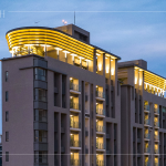 兩幢地下3層、地上15層樓雙拼集合住宅，建物屋頂以圓弧形方式呈現(xiàn)，為臺中東區(qū)城市天際線帶來一大亮點。