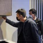 新業(yè)建設(shè) 簡(jiǎn)福榮總經(jīng)理 (右一)與 吳志輝建築師 (右二) 細(xì)看、輕撫每個(gè)廚具的細(xì)節(jié)與轉(zhuǎn)彎處，觀察整體色調(diào)的搭配與設(shè)計(jì) 。