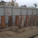 鋼軌樁為國(guó)內(nèi)常用的擋土壁材料，一個(gè)個(gè)列隊(duì)貫入地盤(pán)中。